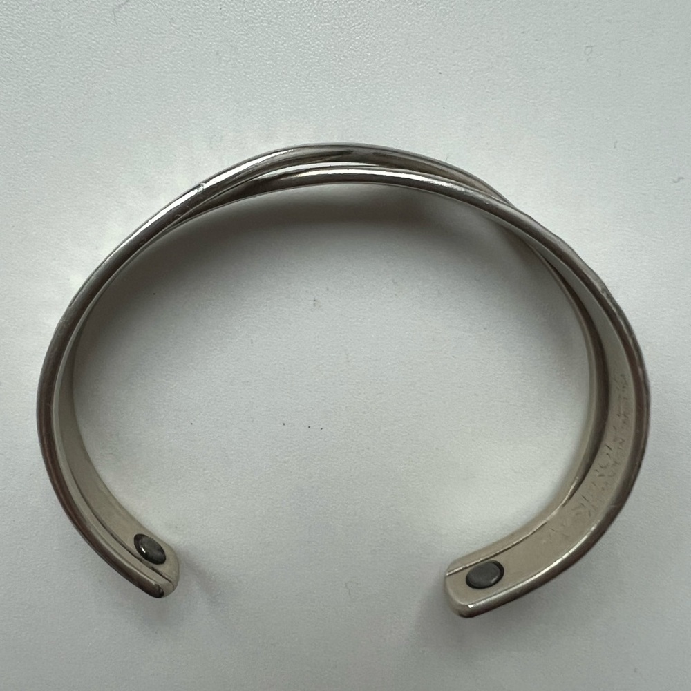 Sergio Lub magnetic cuff bracelet